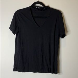 BLACK TSHIRT WITH NECK SNAP DETAIL
